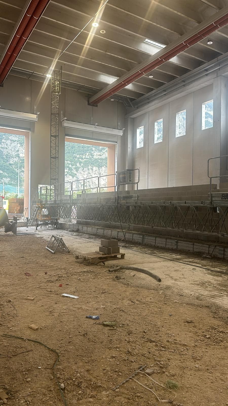 Interno di capannone industriale in fase di completamento strutturale