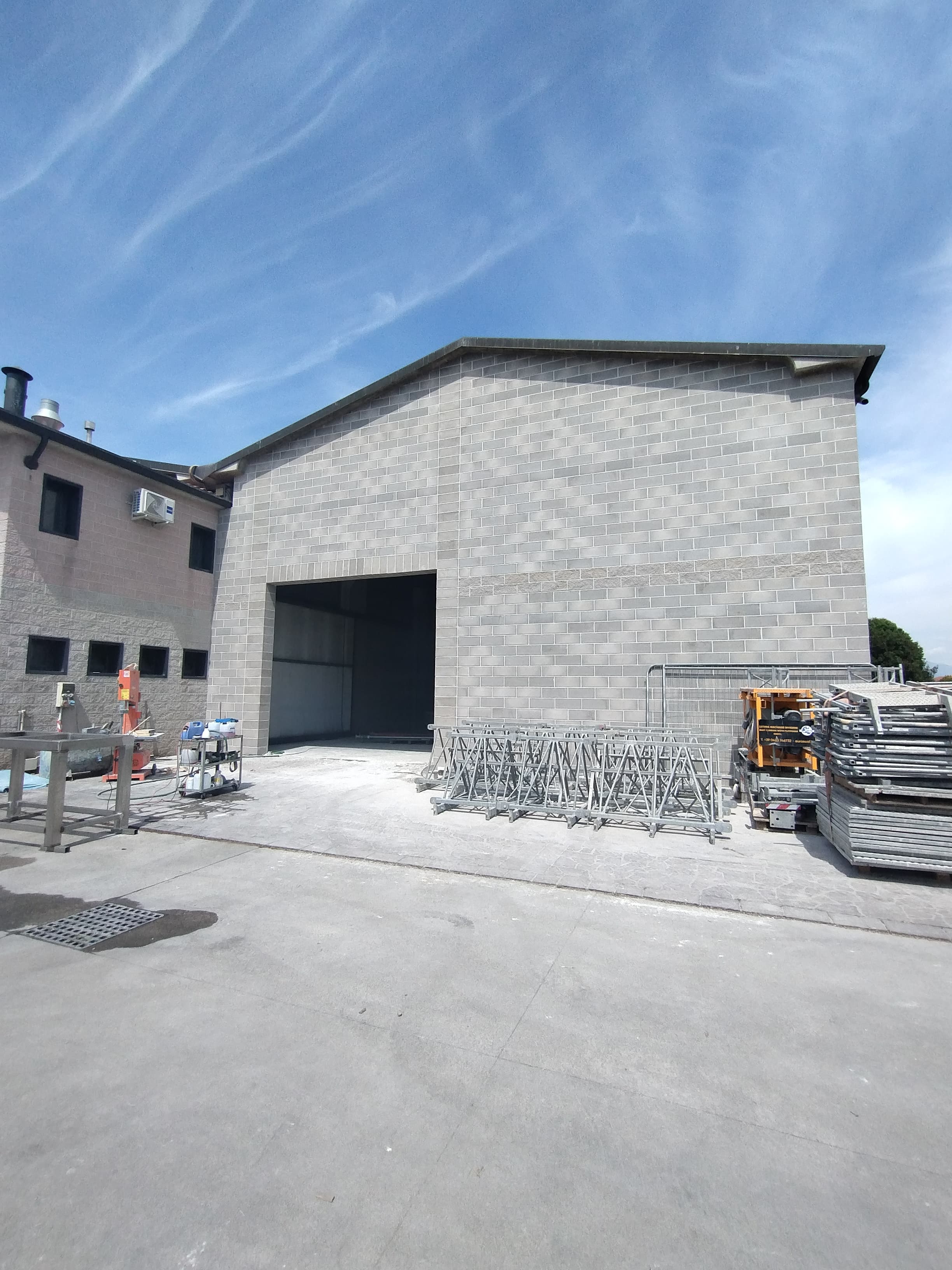Muratura portante in blocchi, edificio industriale in costruzione