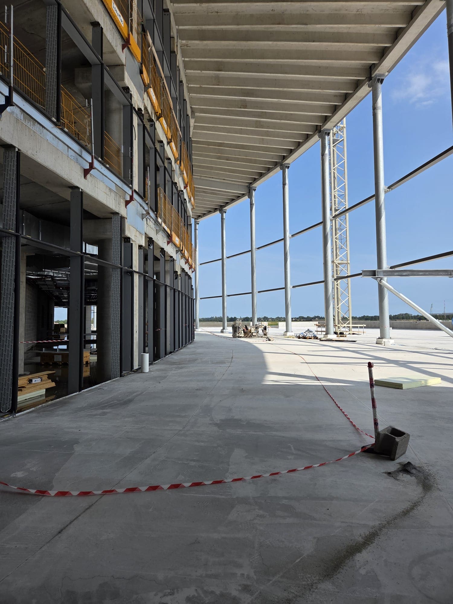 Struttura grezza con murature portanti e impianti tecnici a vista