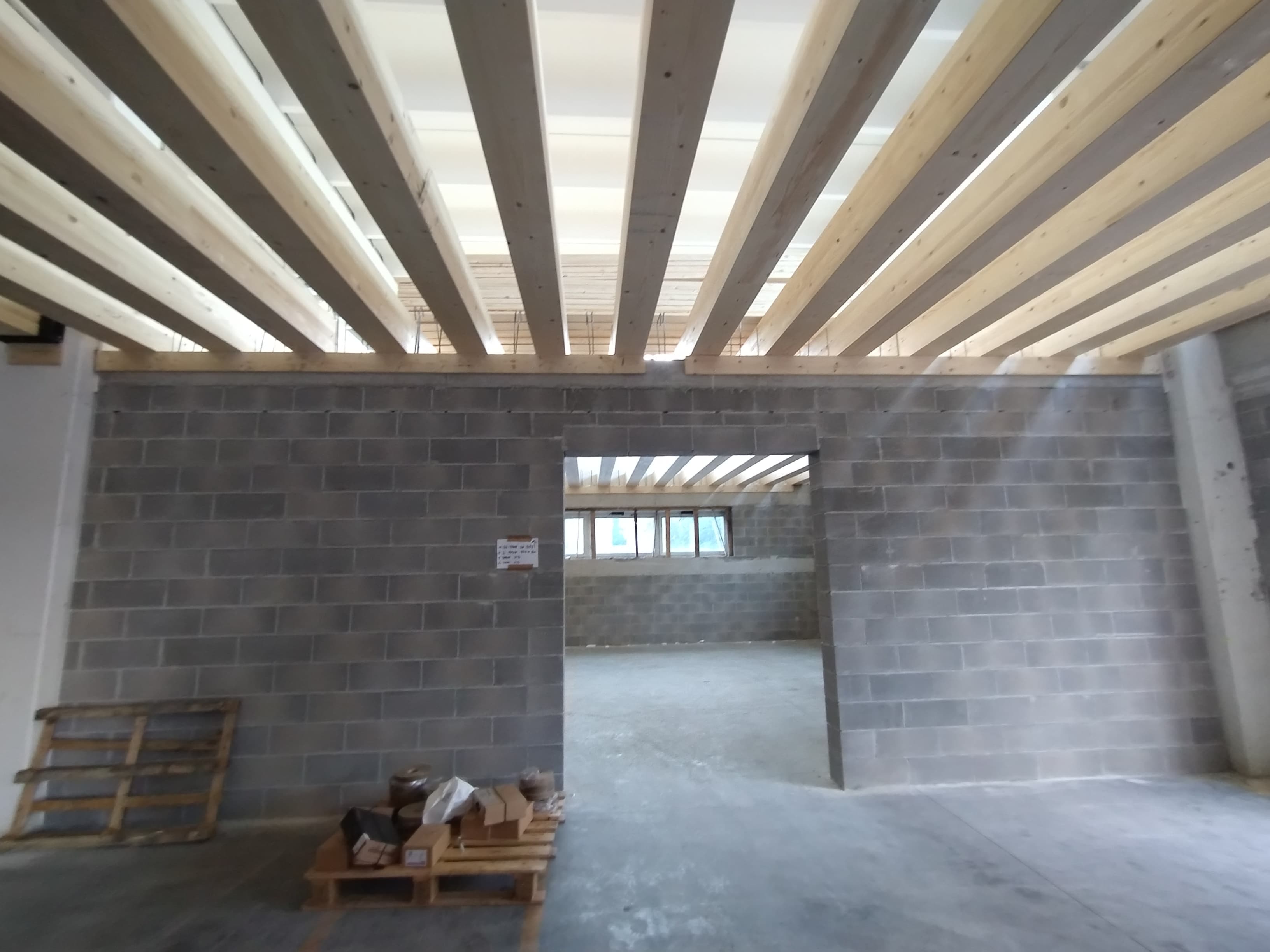 Parete in blocchi e carpenteria in calcestruzzo, cantiere in fase strutturale