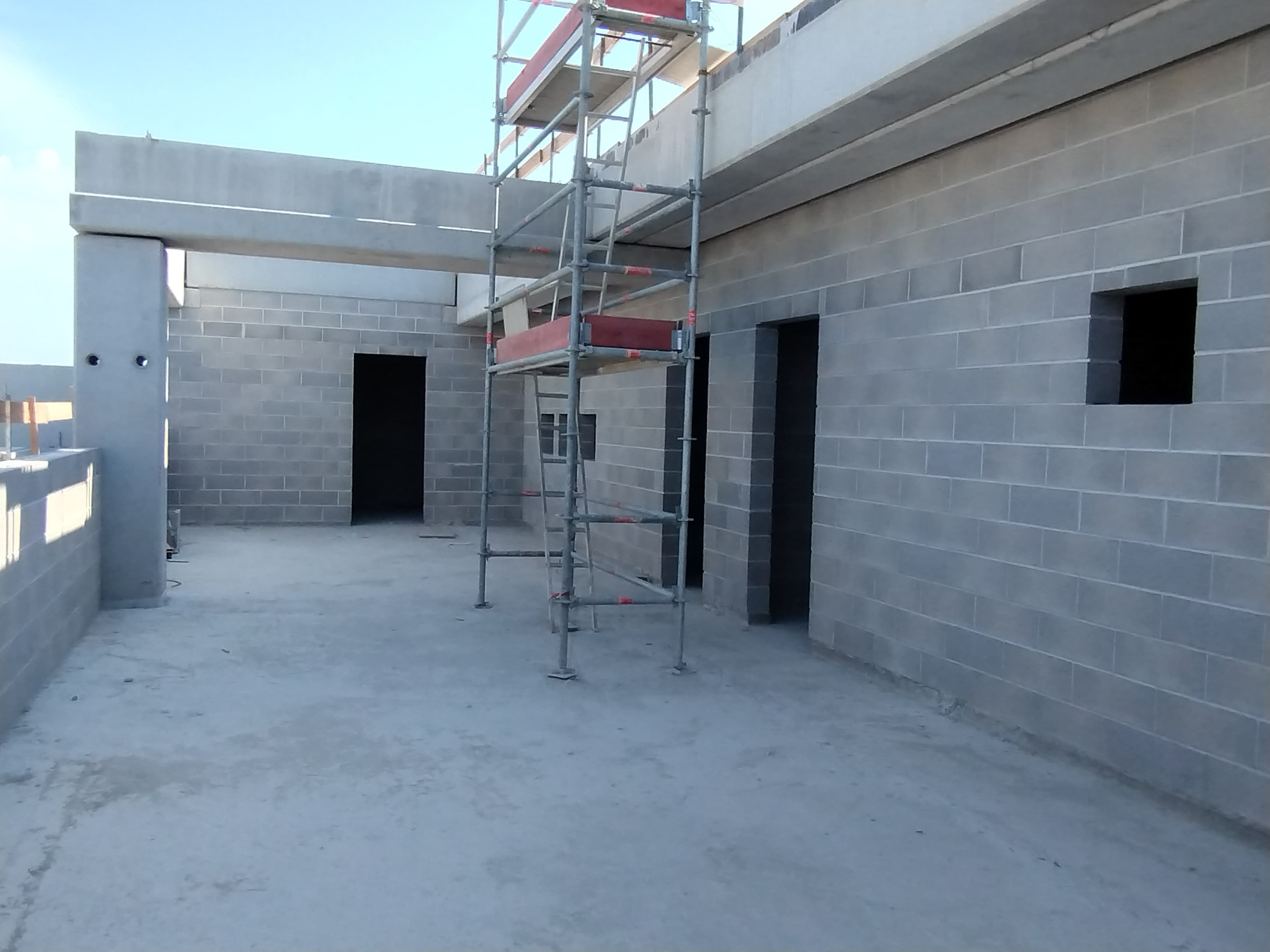 Murature portanti in blocchi, edificio industriale in costruzione