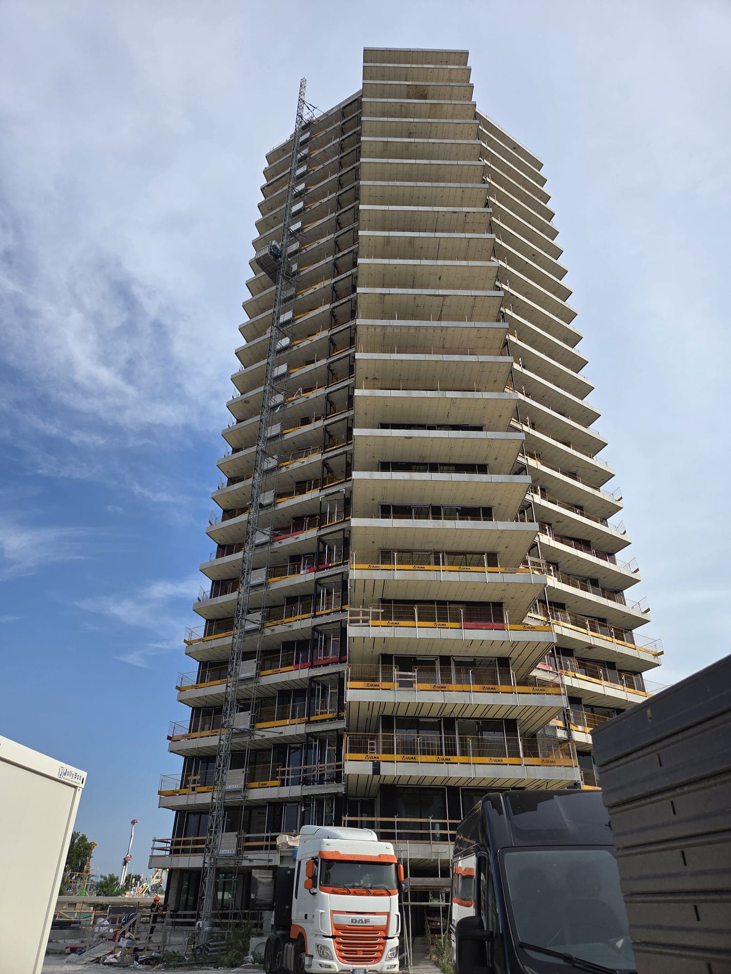 Murature portanti in fase di completamento, capannone industriale