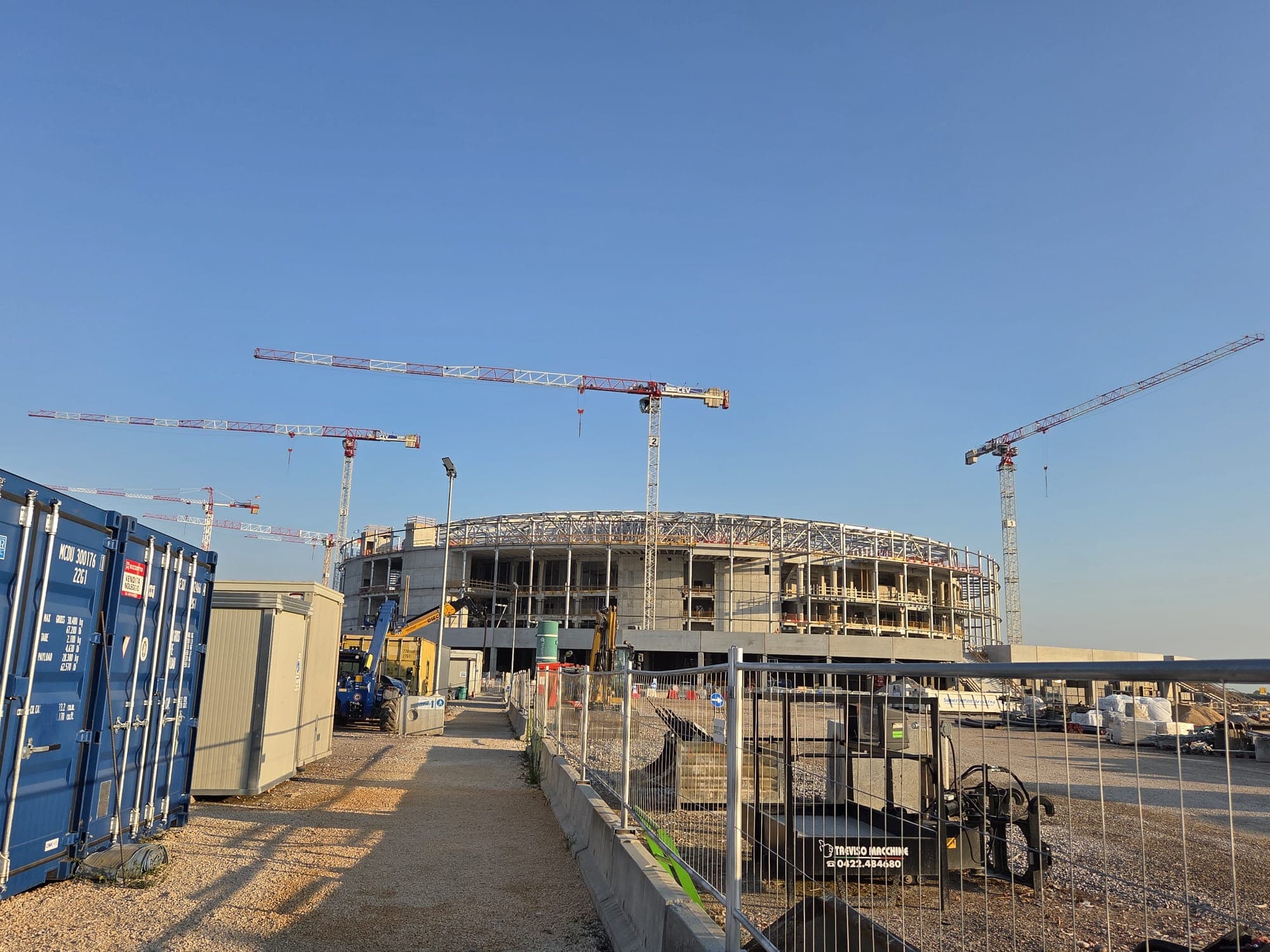 Cantiere industriale con gru, struttura in elevazione