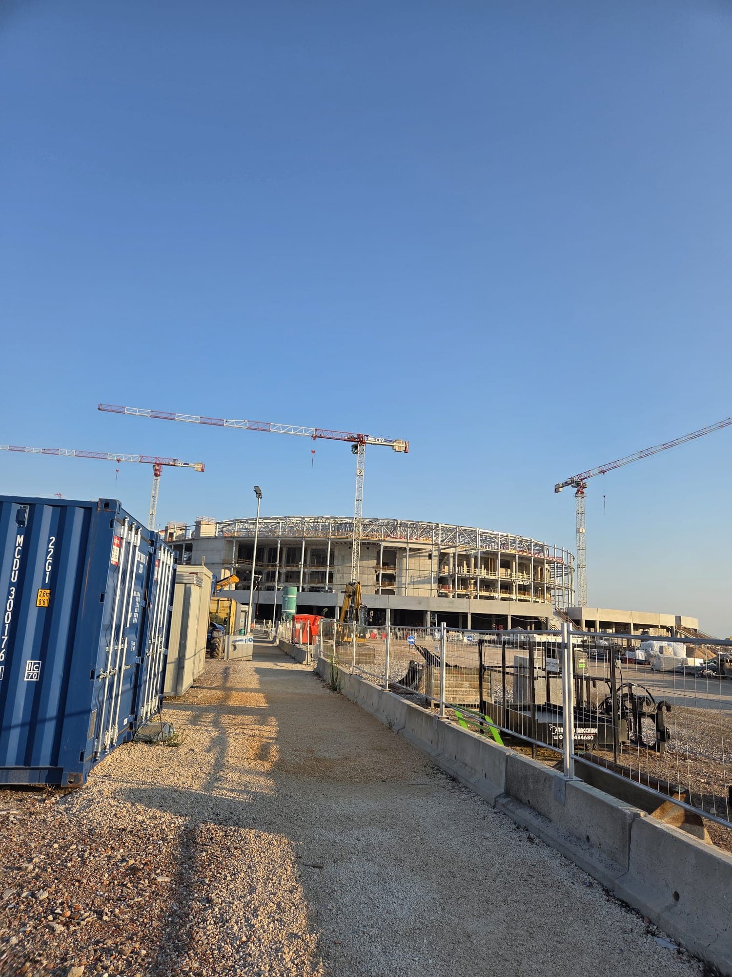 Murature portanti in blocchi su più livelli, edificio industriale in fase grezza