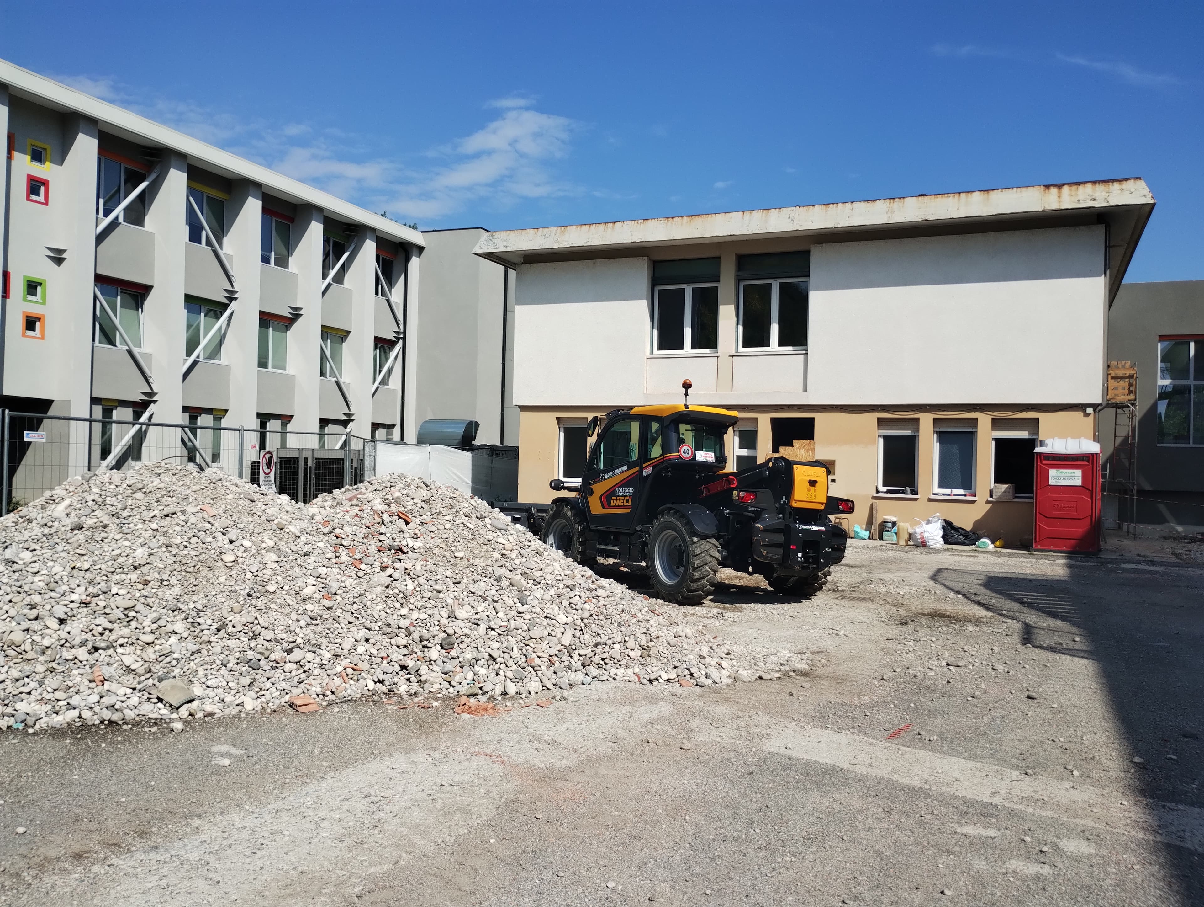 Solaio in cemento armato appena gettato, cantiere industriale